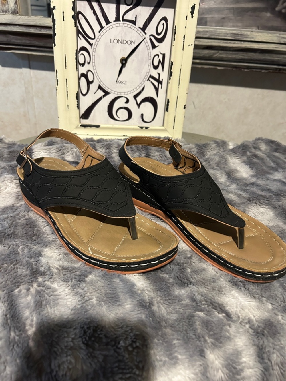 SHEIN Black woman’s Thong Sandals with Tan Footbed